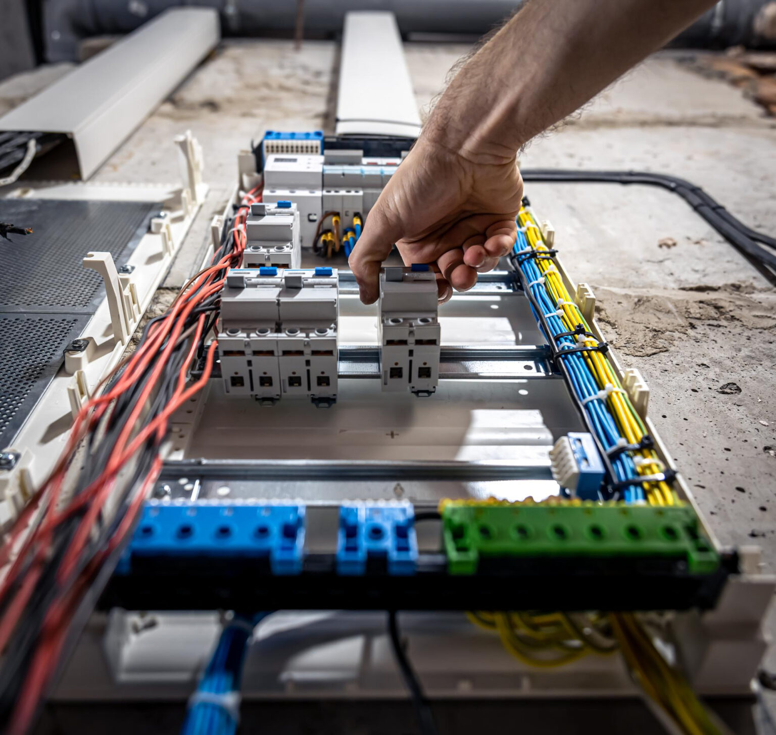 Electricista profesional utilizando equipo para diagnosticar la causa de un cortocircuito o corte