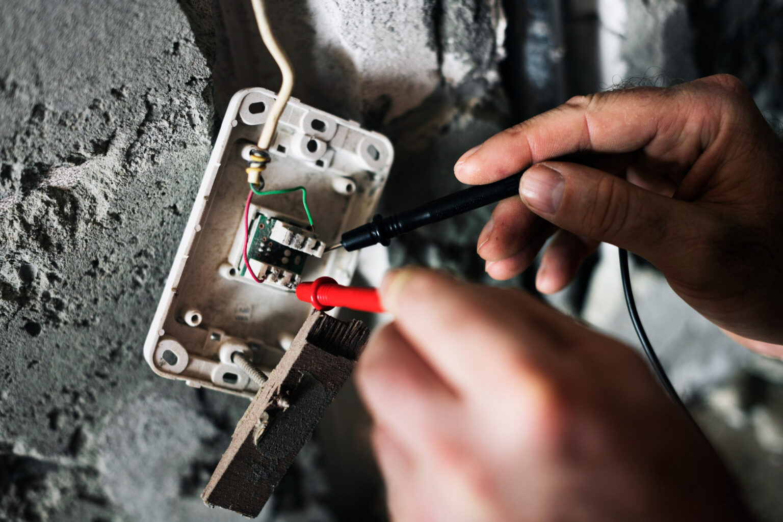 Electricista instalando y cableando un cuadro eléctrico nuevo con protección garantizada