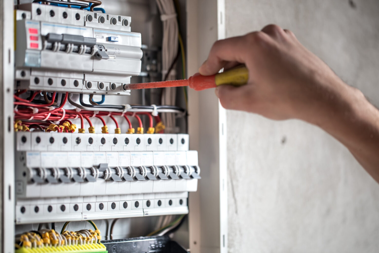 Técnico trabajando en la reparación limpia y segura de un cortocircuito en un hogar