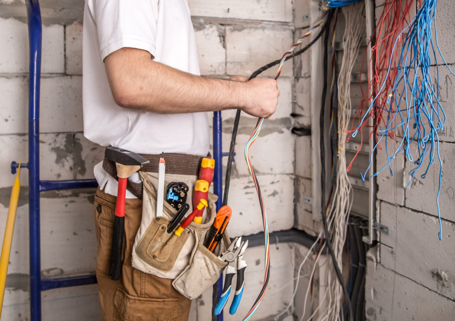 Profesional realizando pruebas y mediciones de carga para certificar una instalación eléctrica